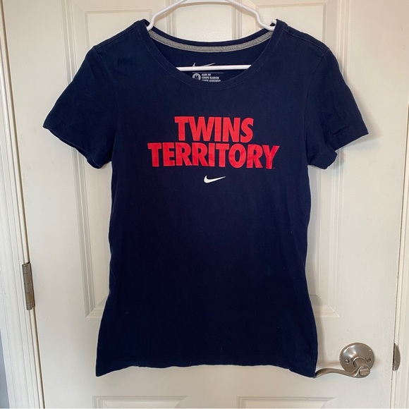 Nike Women’s Slim fit Minnesota Twins tee, sz M - Picture 1 of 4